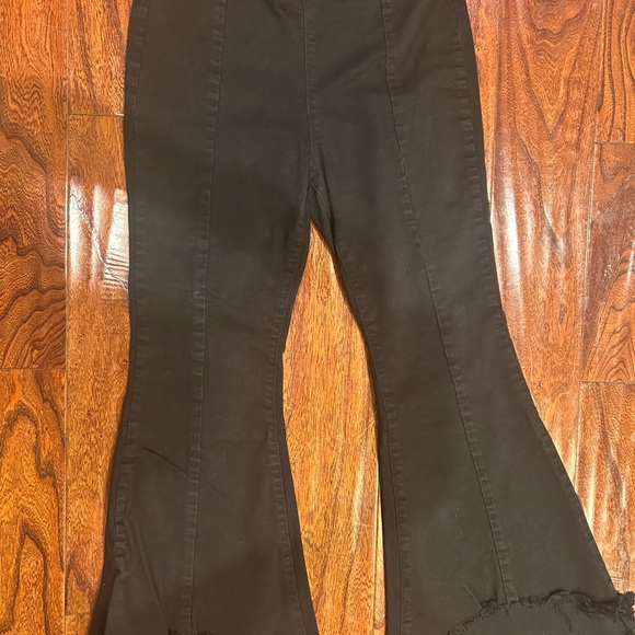 Woman's pull on Cello Black Flared raw hem jeans size Medium - Picture 3 of 3